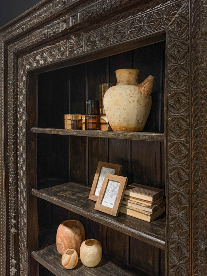 Antieke boekenkast met houtsnijwerk - U230926