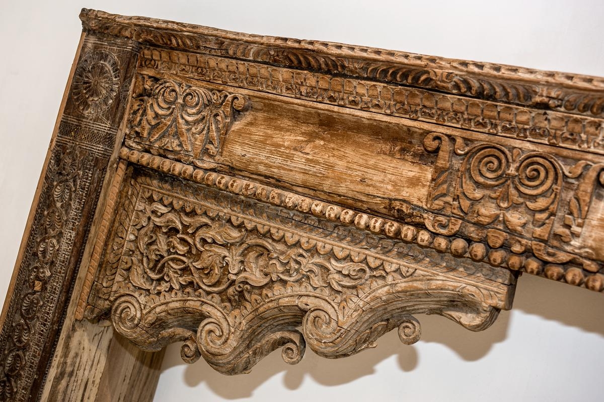 Unieke console met houtsnijwerk